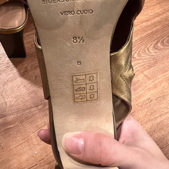 sigerson morrison halima gold pointed toe heels - Picture 3 of 5